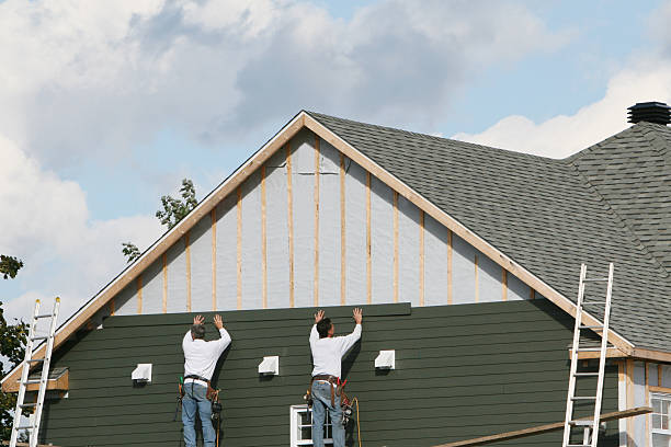 Professional Siding Installation technician working in San Antonio, TX